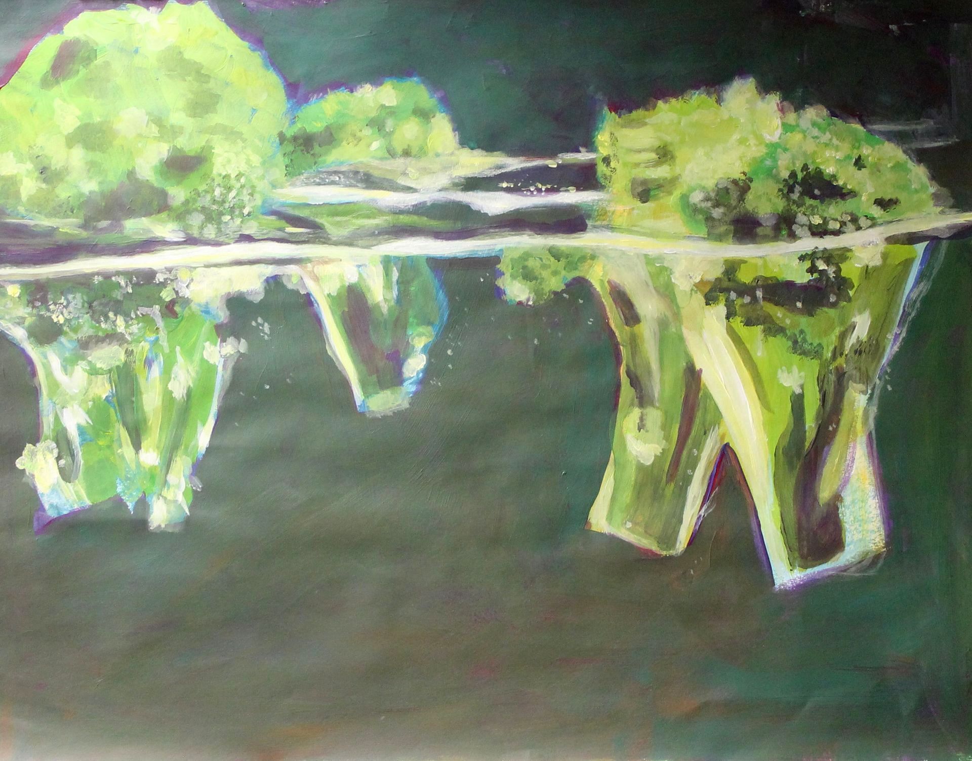 Een schilderij van broccoli die in het water drijft