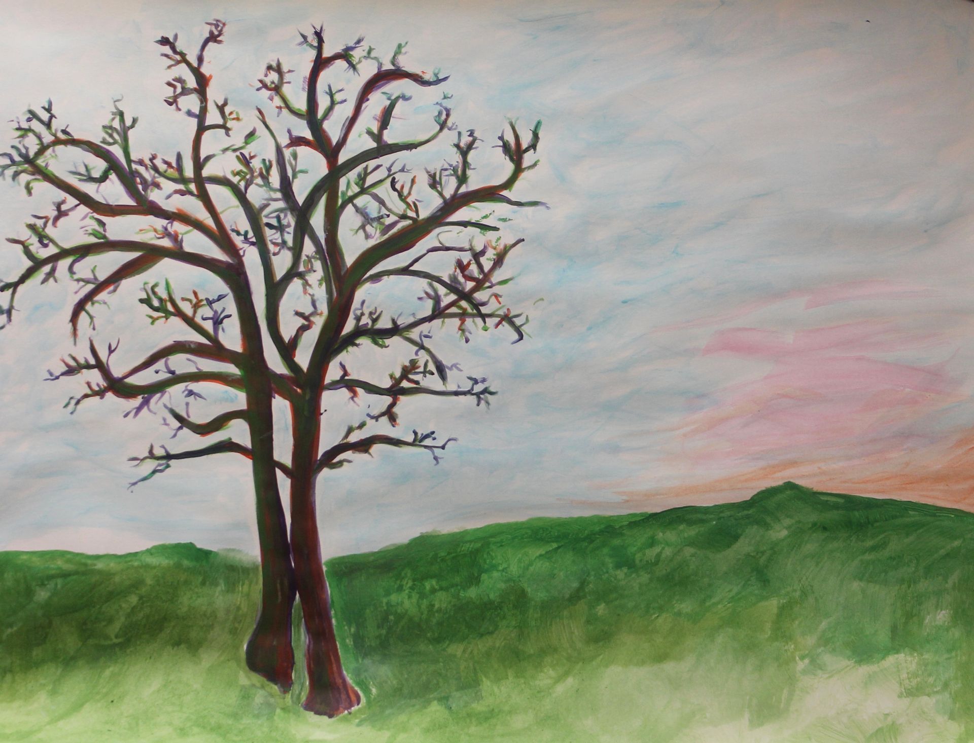 Een schilderij van twee bomen in een grasveld