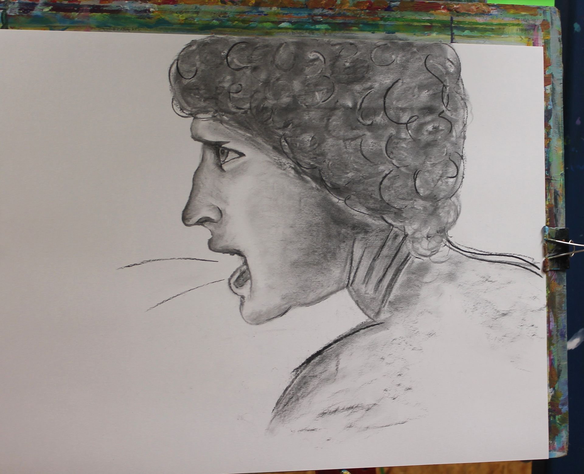 Een zwart-wit tekening van een man met zijn mond open