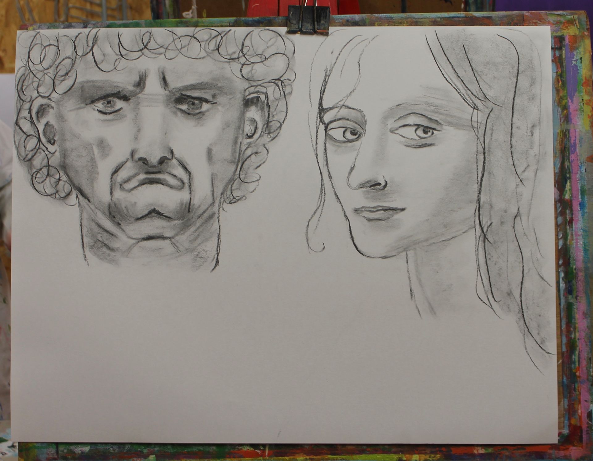 Een zwart-wit tekening van een man en een vrouw