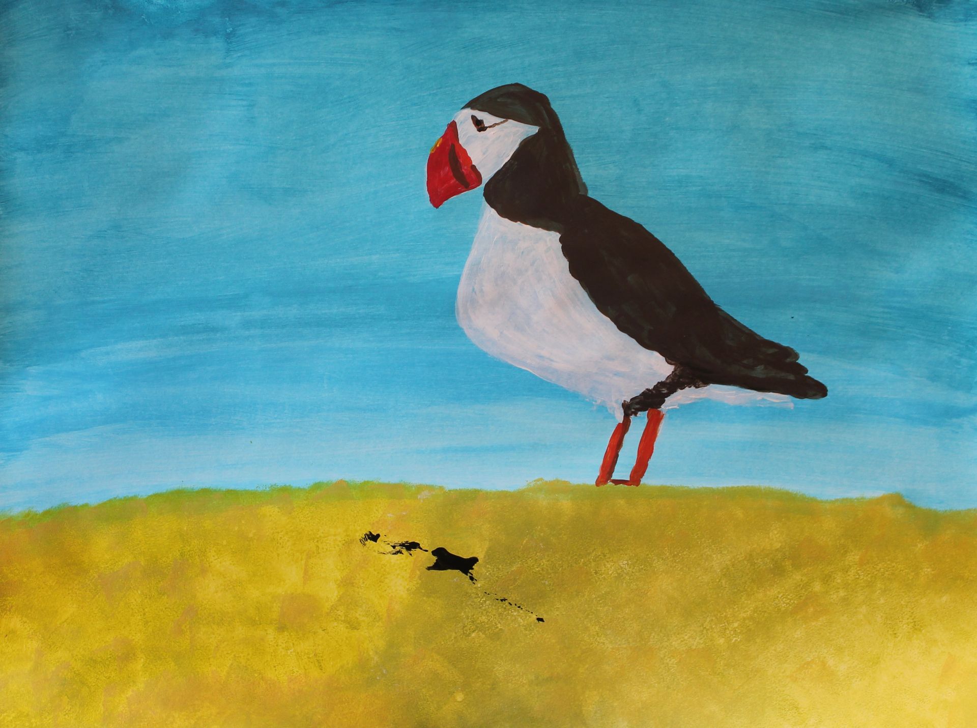 Een schilderij van een vogel met een rode snavel die op een heuvel staat