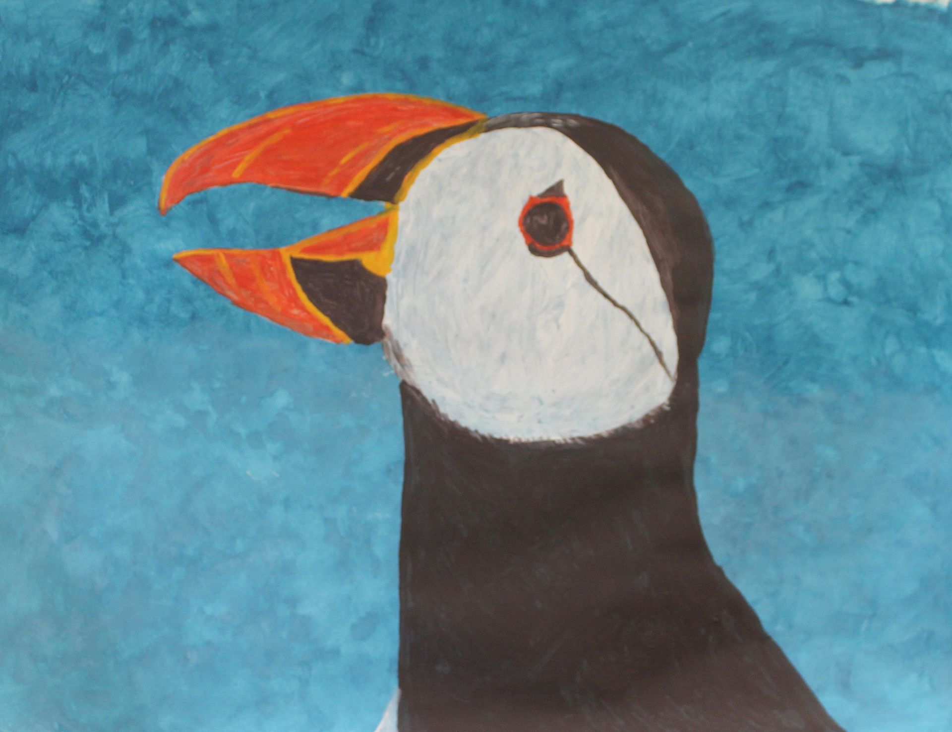 Een schilderij van een papegaaiduiker met een blauwe achtergrond