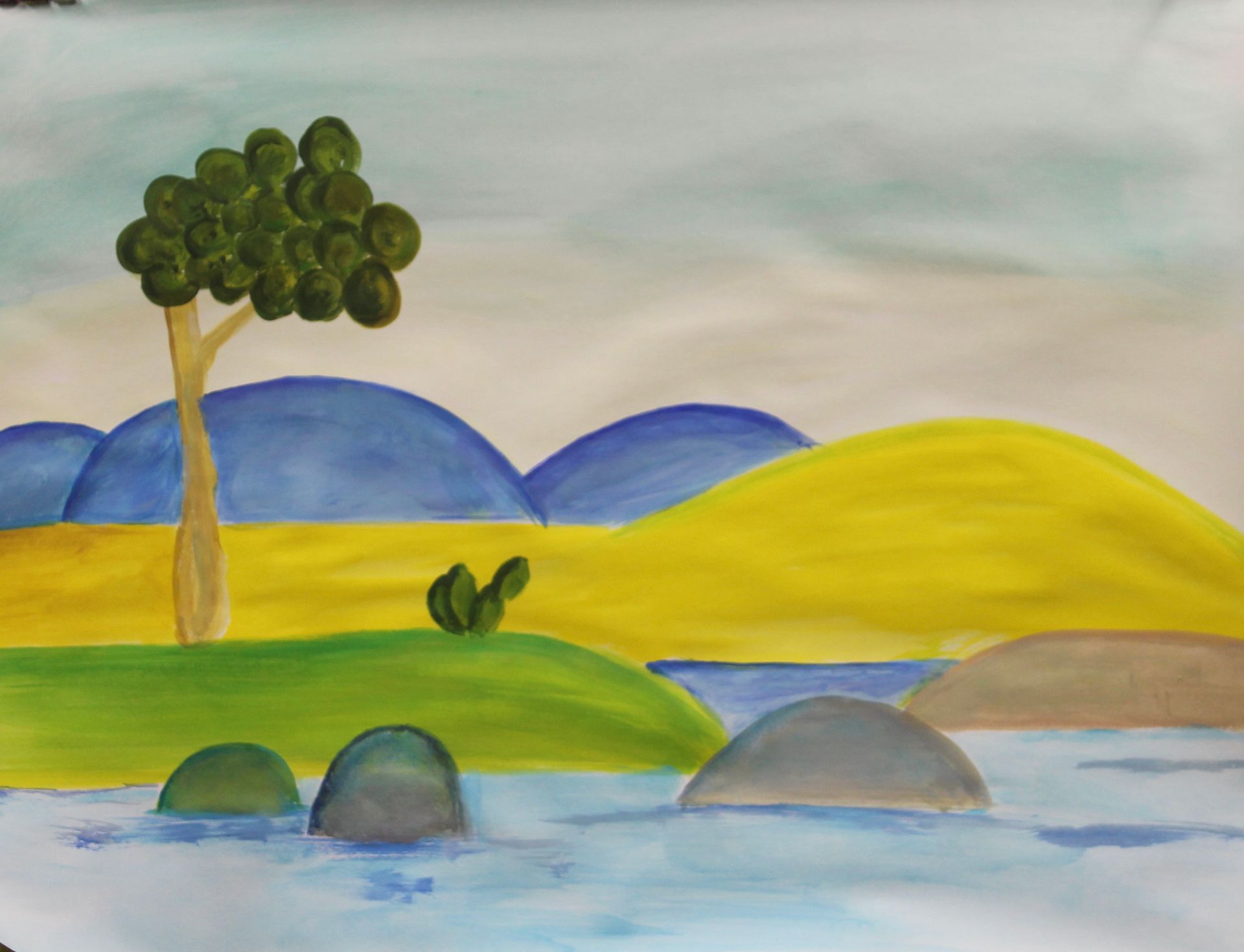 Een schilderij van een rivier met bergen op de achtergrond