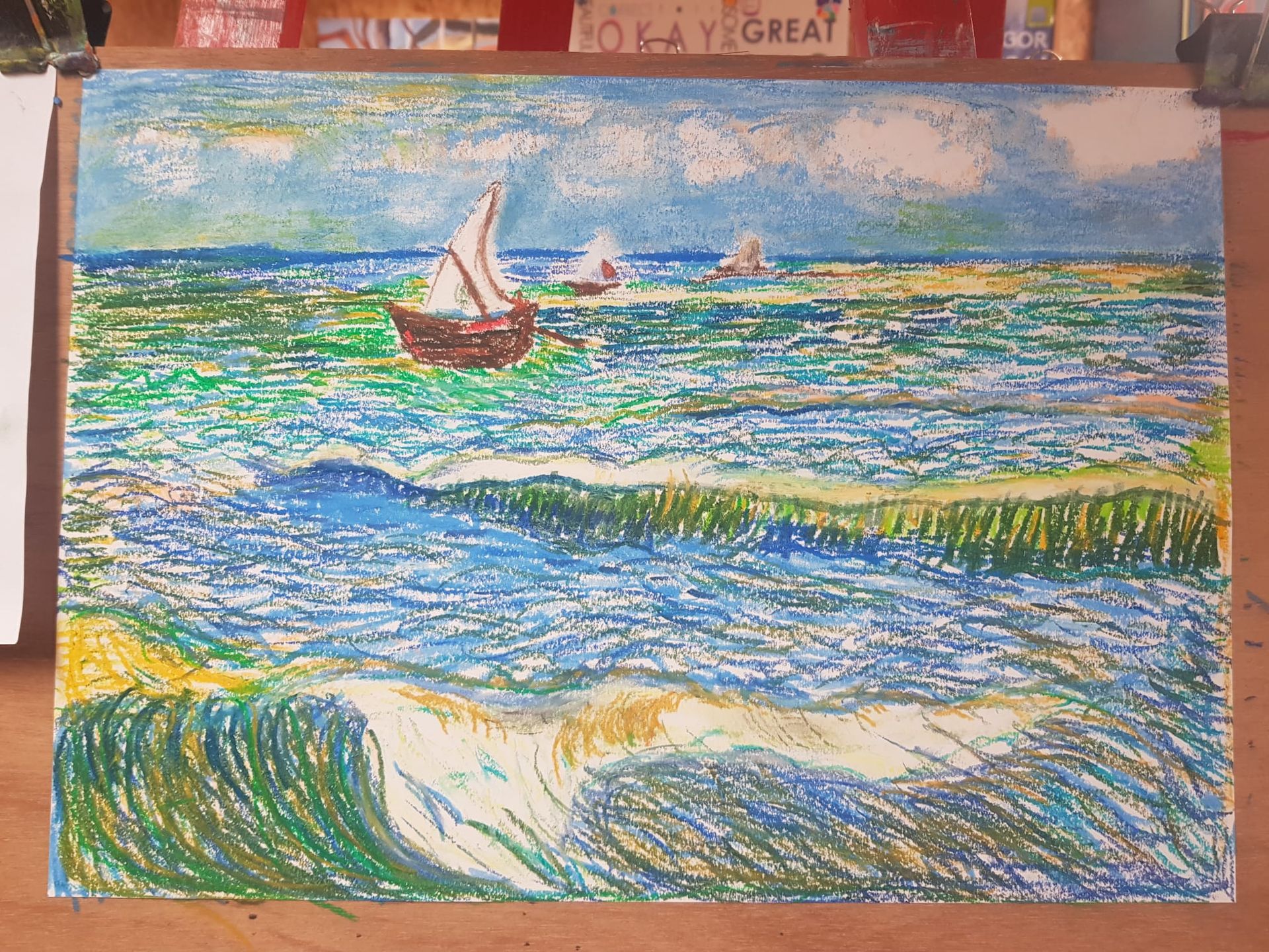 Een schilderij van boten in de oceaan met een bordje waarop staat oké geweldig