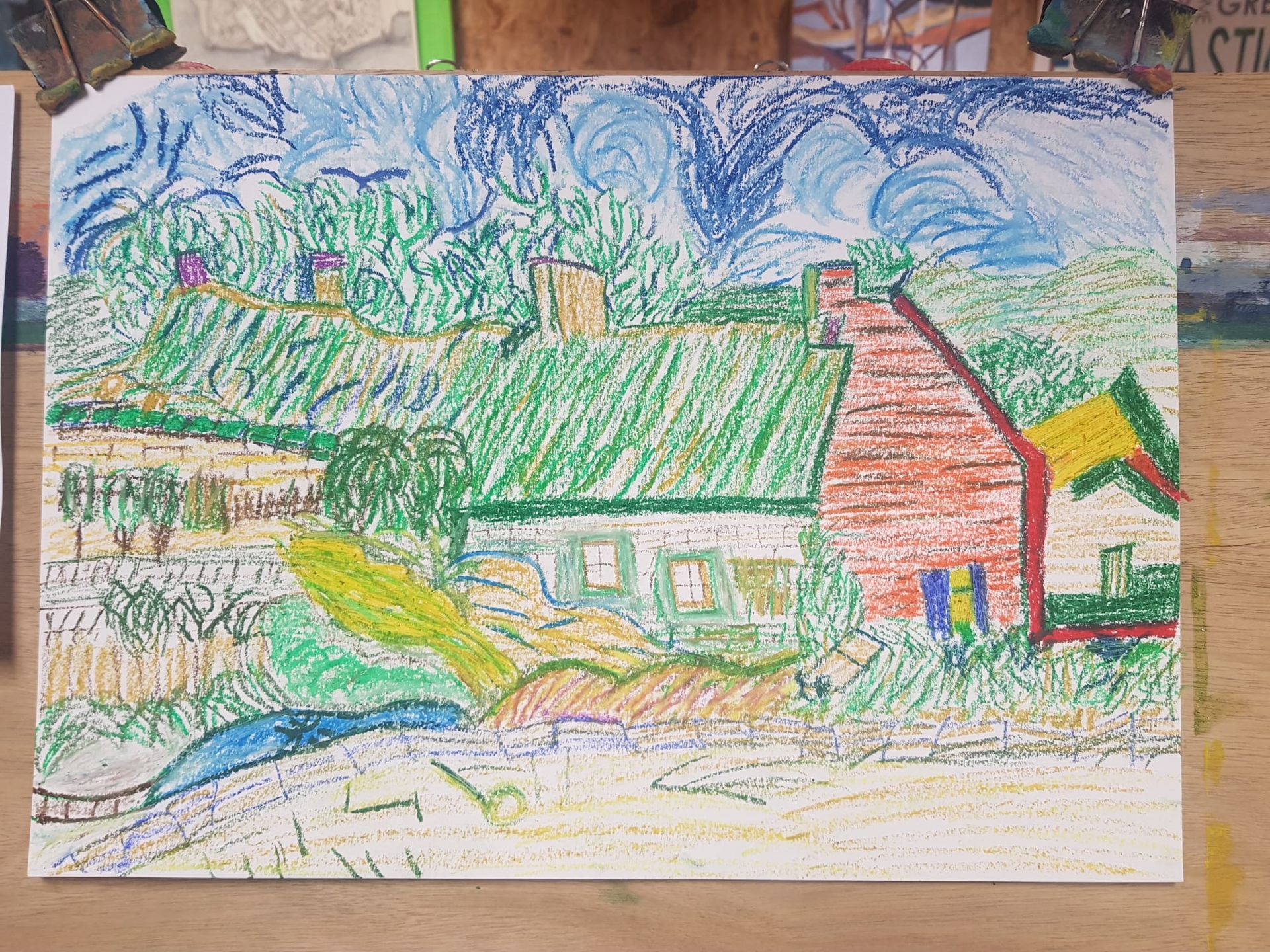 Een schilderij van een huis met een groen dak