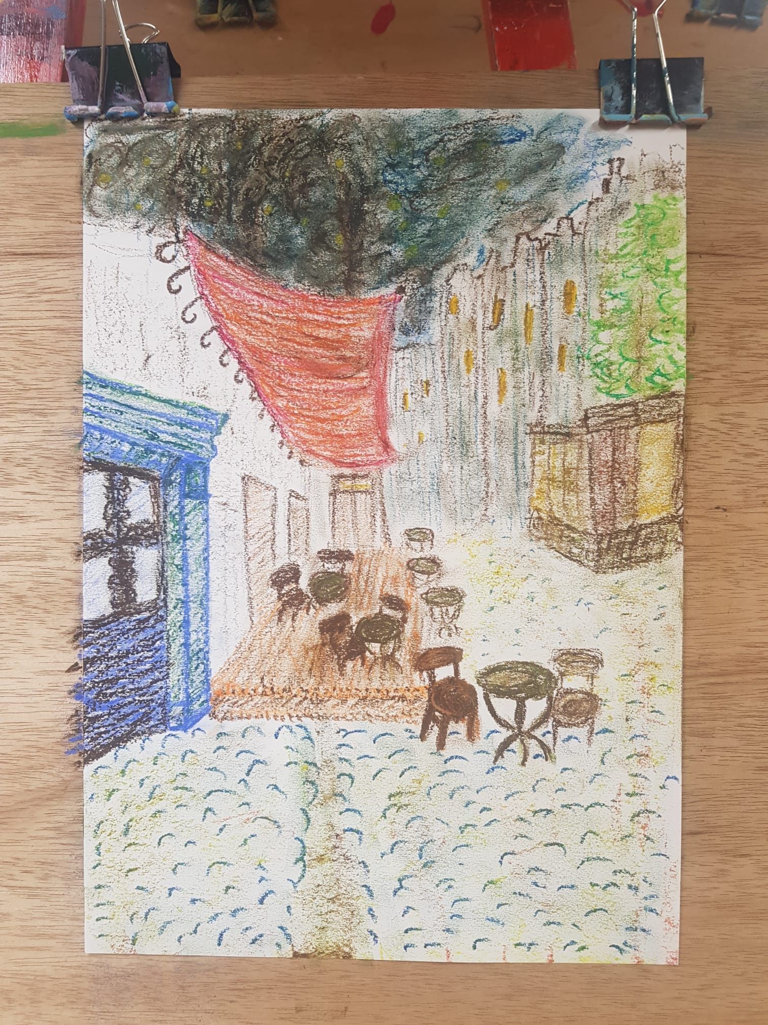Een tekening van een café met tafels en stoelen op een houten tafel