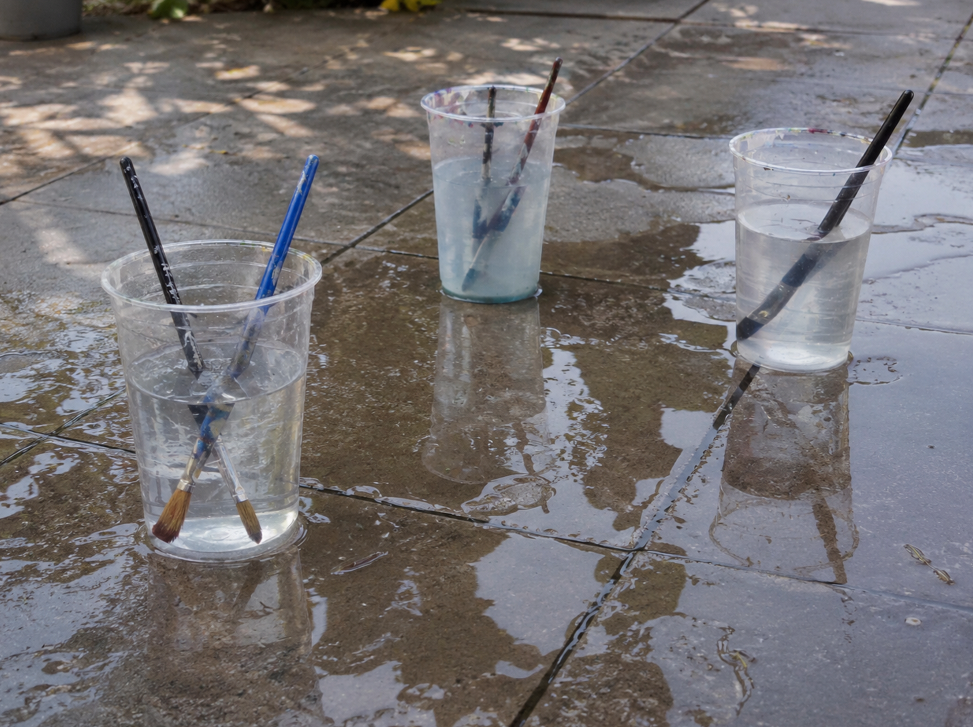 schilderen met water en kwast met de kinderen