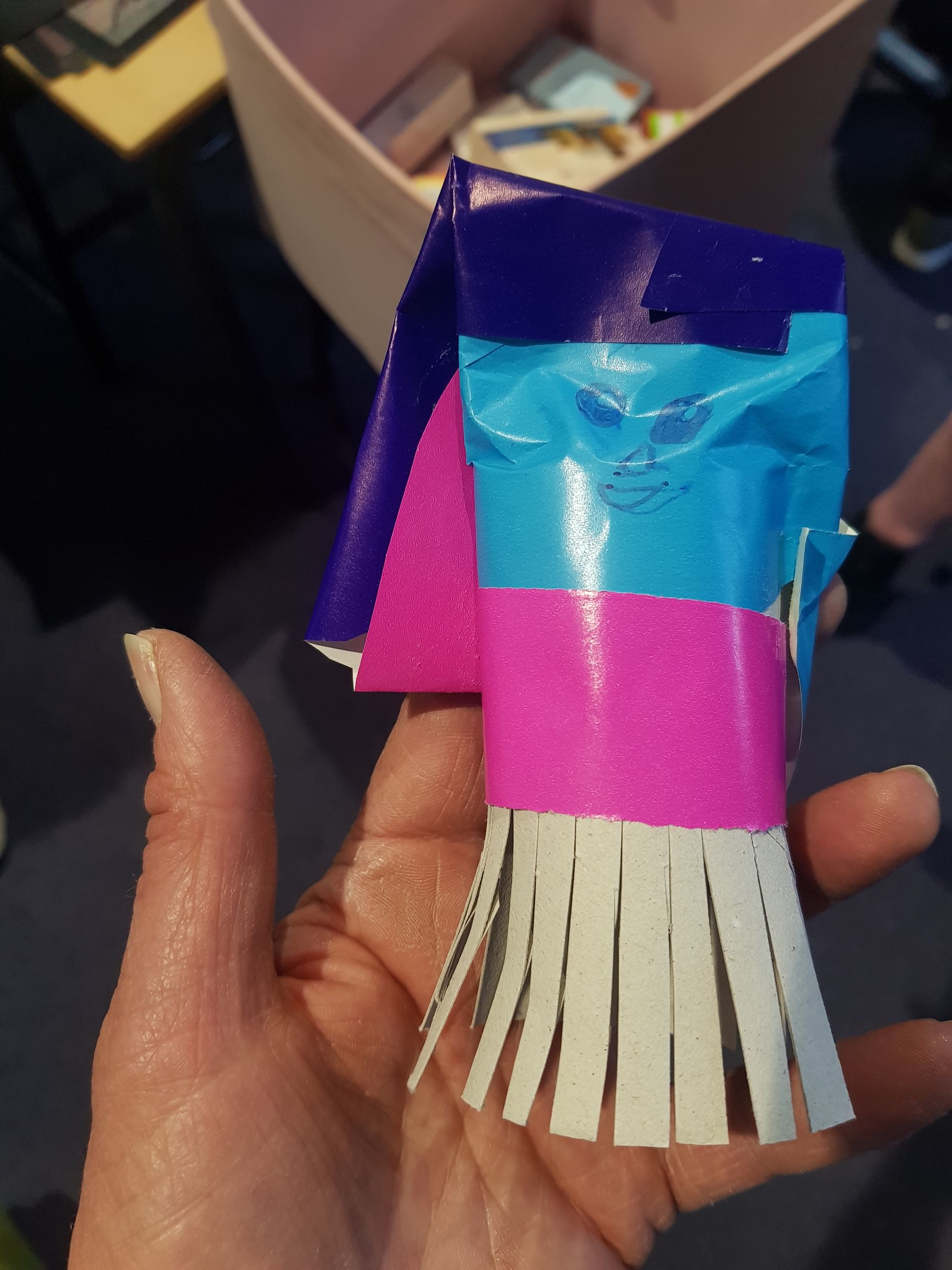 Een persoon houdt een stuk ducttape met franje vast