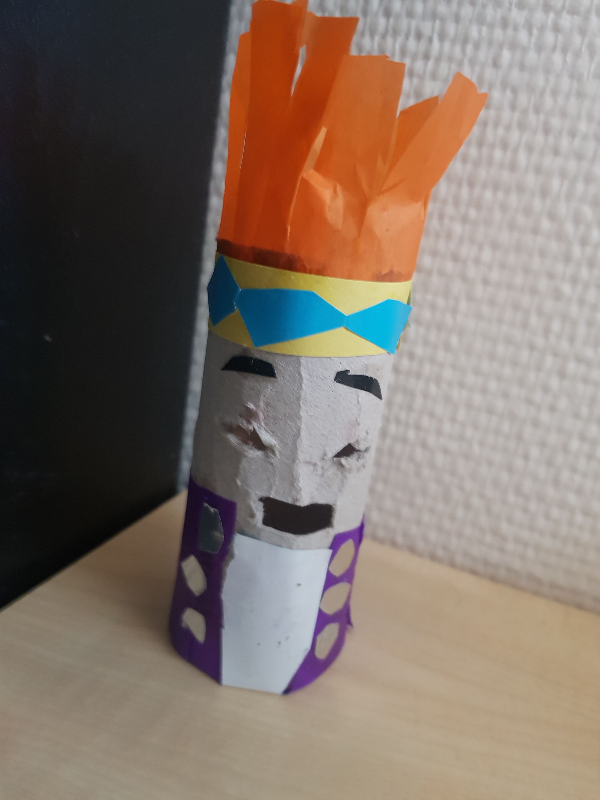 Een rol toiletpapier met een gezicht erop geschilderd