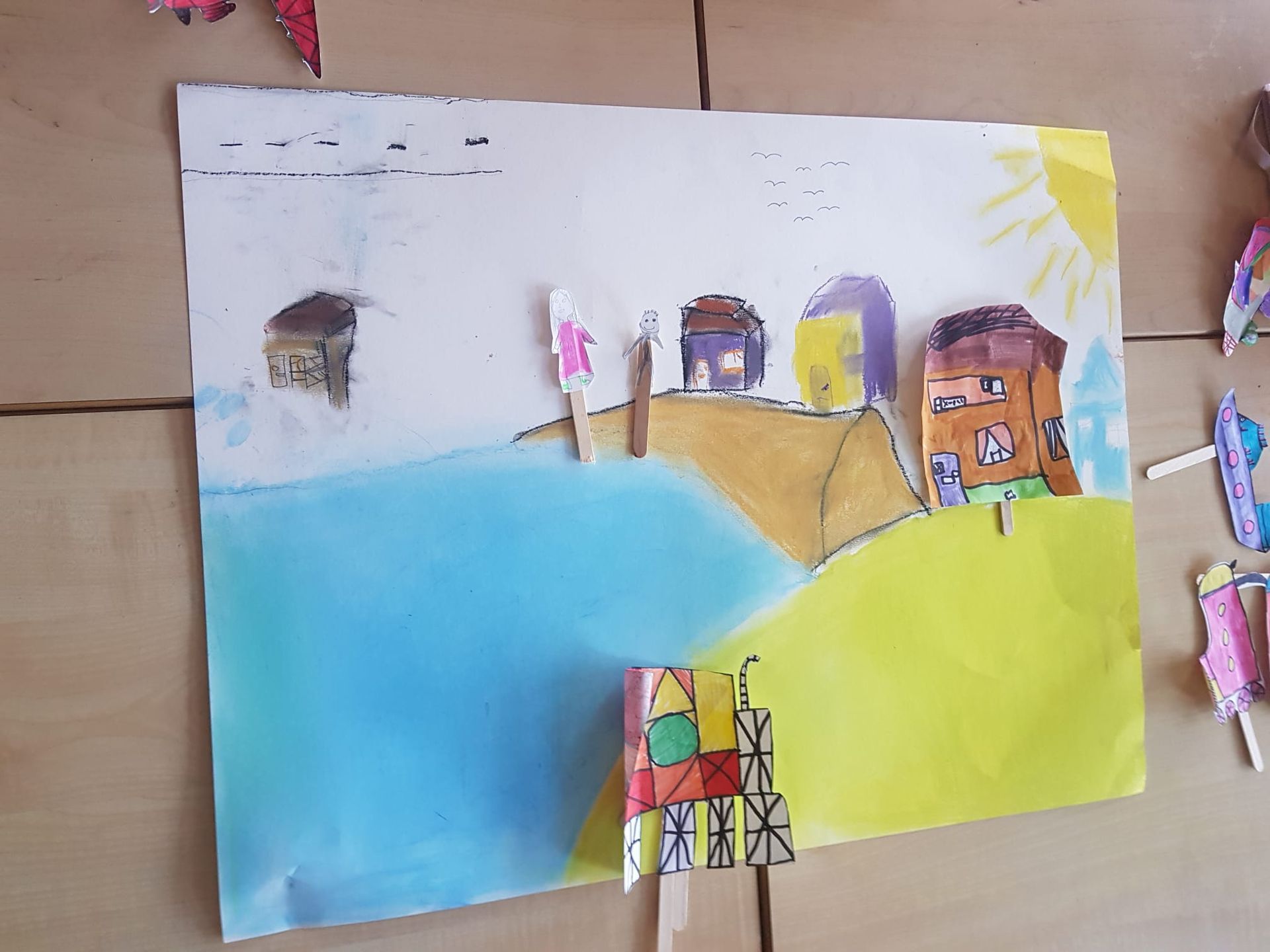 Een kindertekening van Ibiza net strandgezicht en huizen op een heuvel