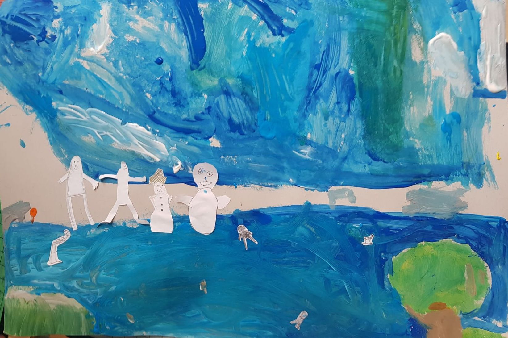 Een schilderij  van een groep mensen die voor een ijsbaan staan en het noorderlicht zien