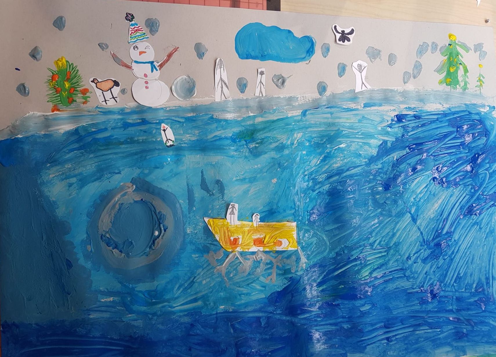 Een schilderij van een ijsvlakte met een sneeuwman en een wak en een wrak  in het ijs