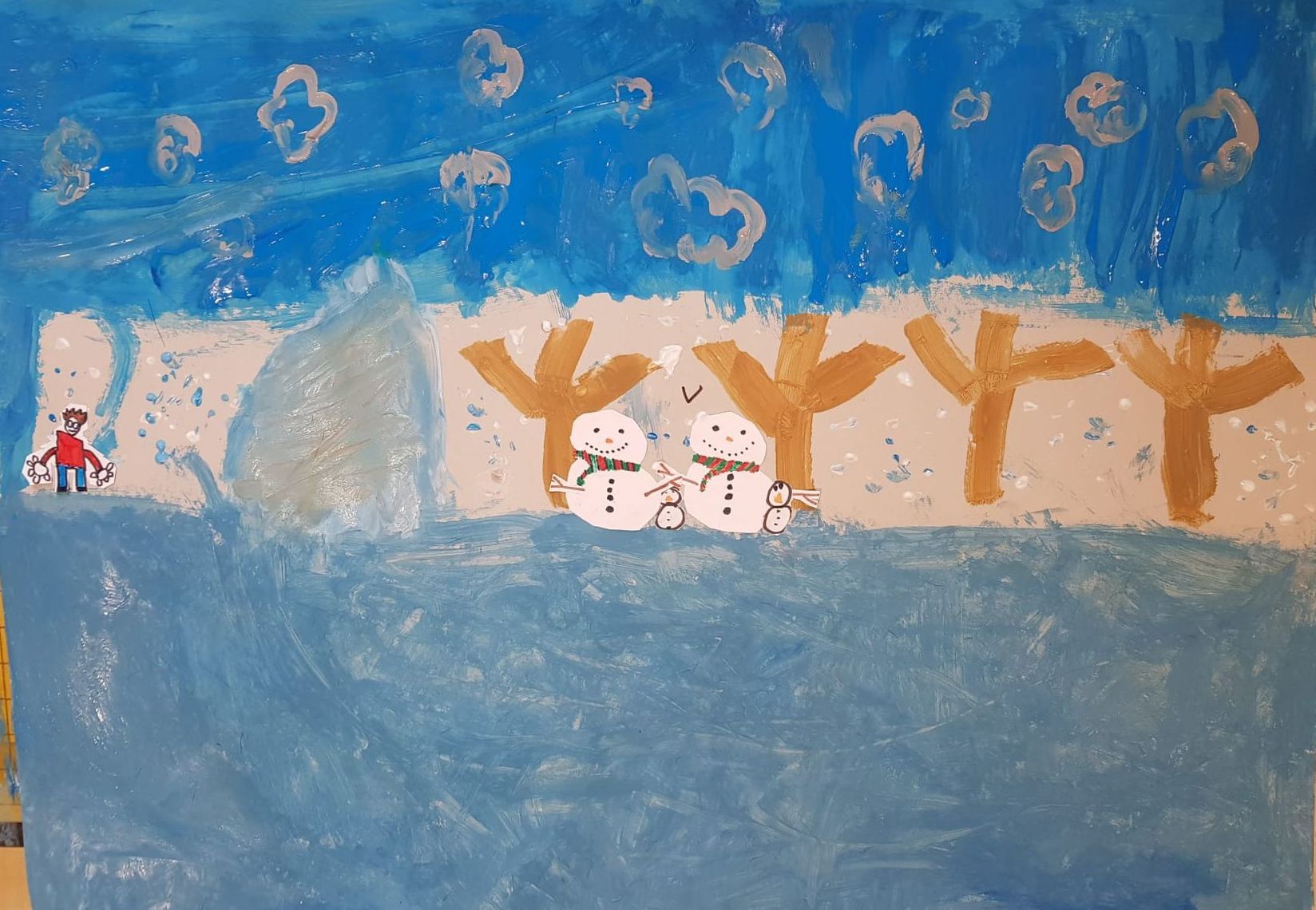 Een schilderij van een besneeuwd landschap met bomen en sneeuwmannen