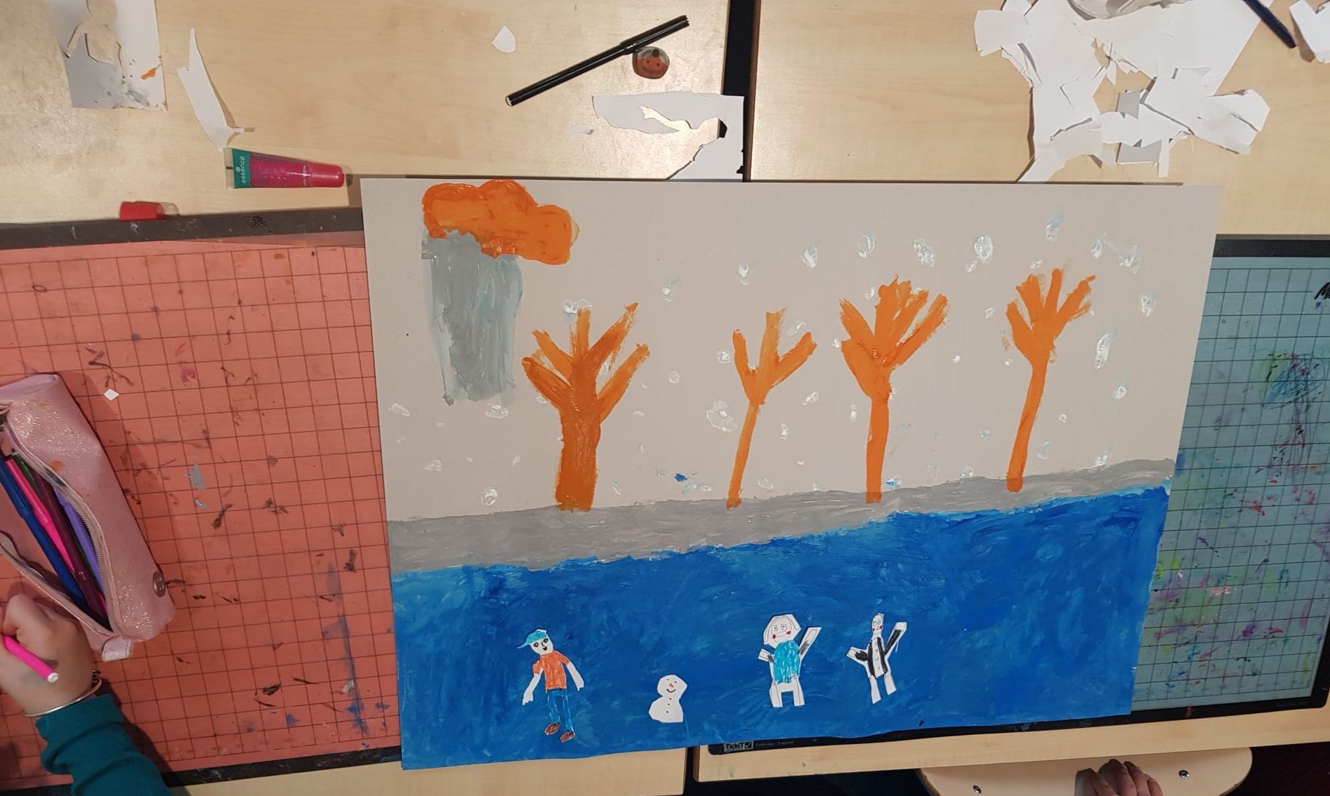 Een schilderij van bomen en een ijsvlakte
