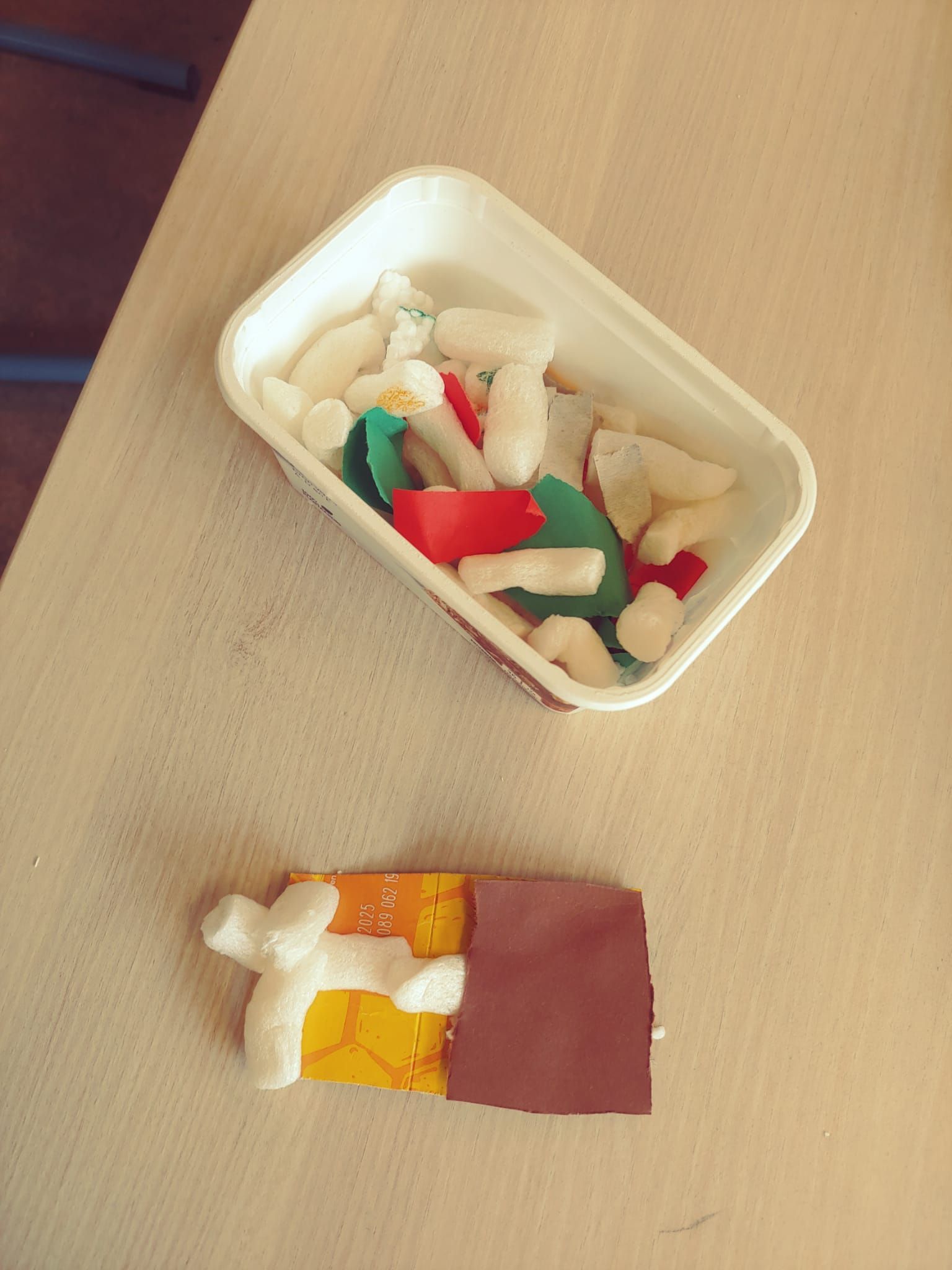 salade met een kopje koffie