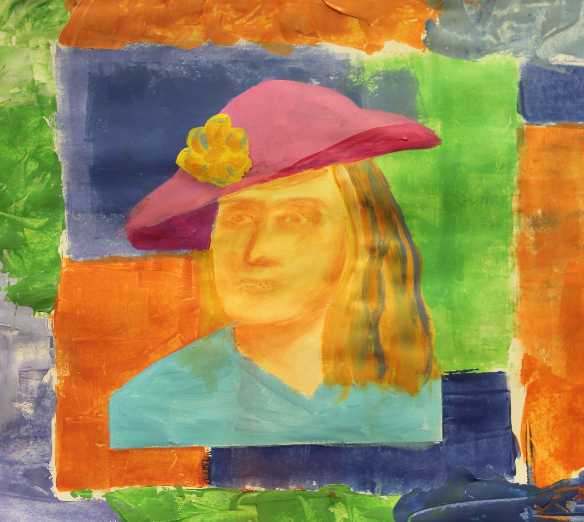 Een schilderij van een vrouw met een roze hoed