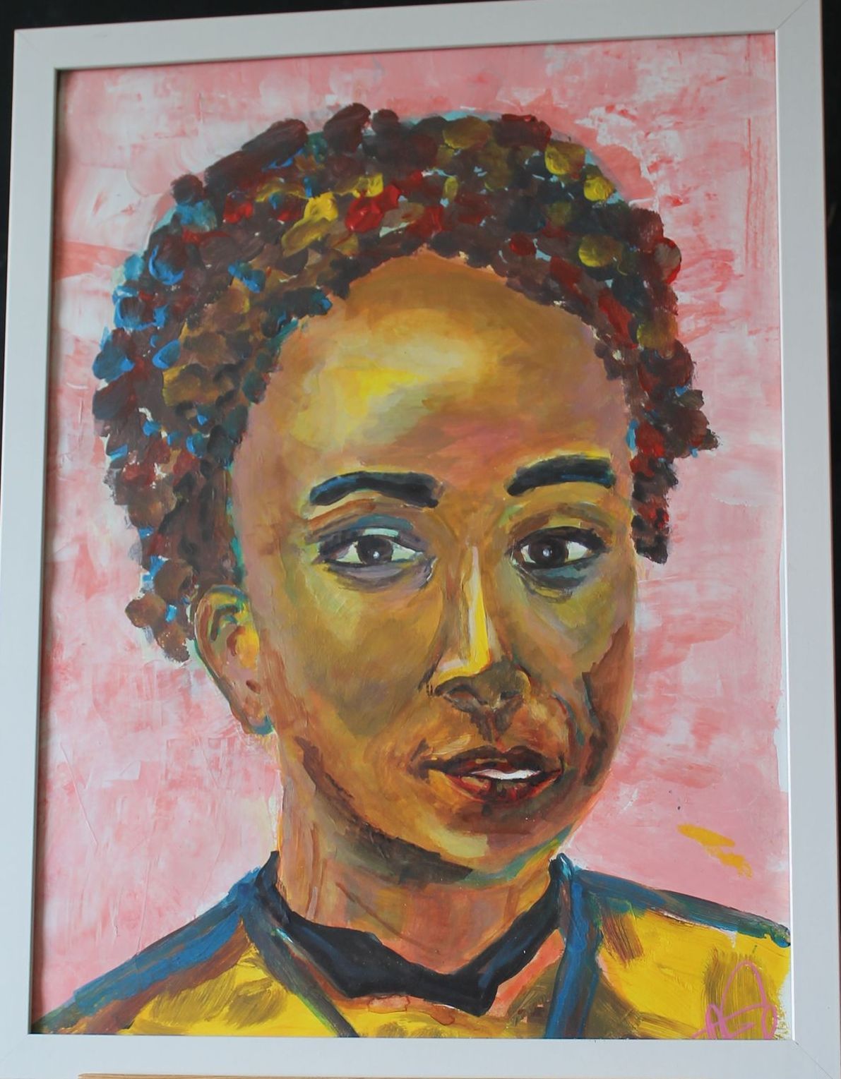 Portret met een bruine huid en kort krullend haar, in een witte lijst, tegen een roze achtergrond.