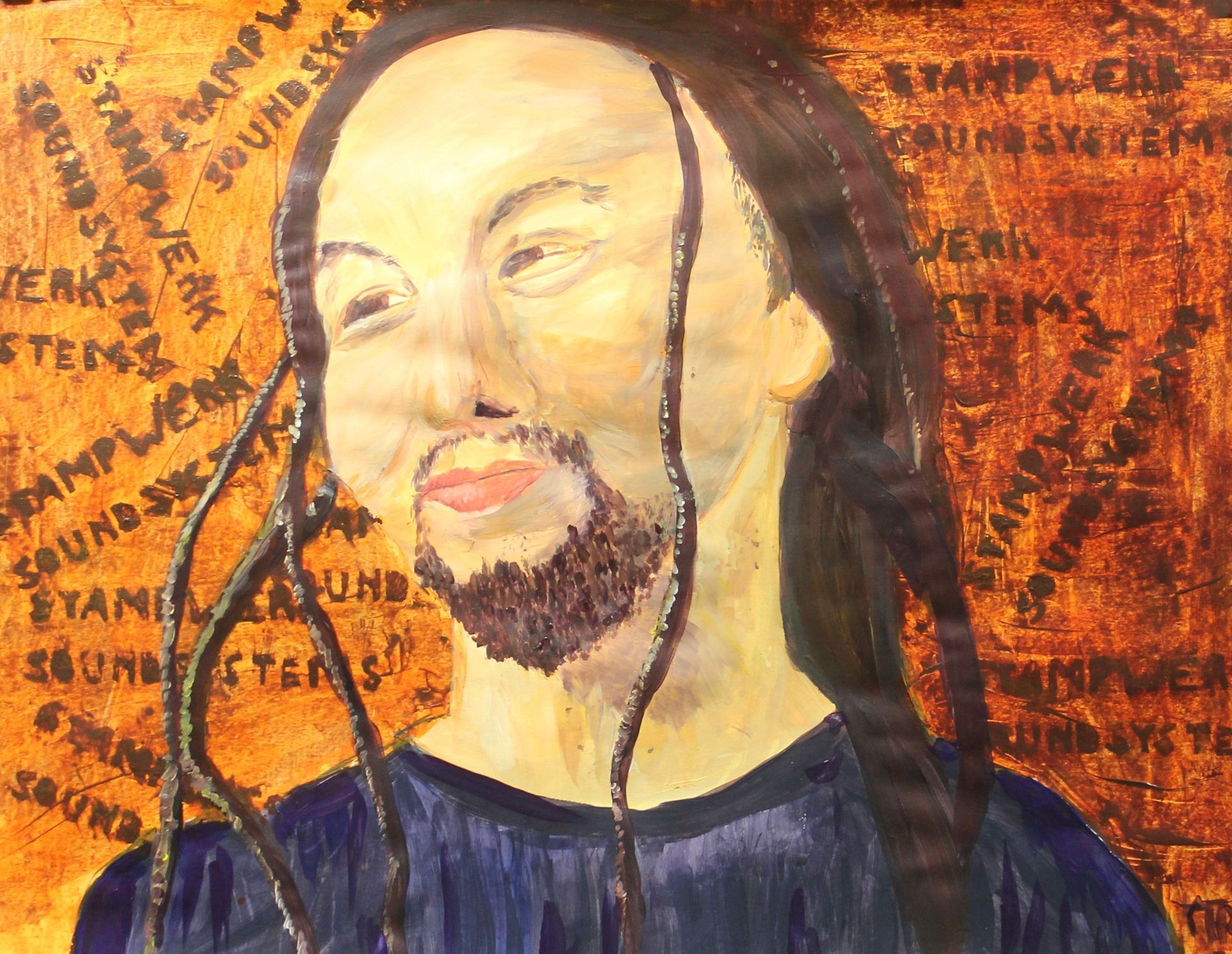 Portret van een man met lange dreadlocks en een baard, met de tekst