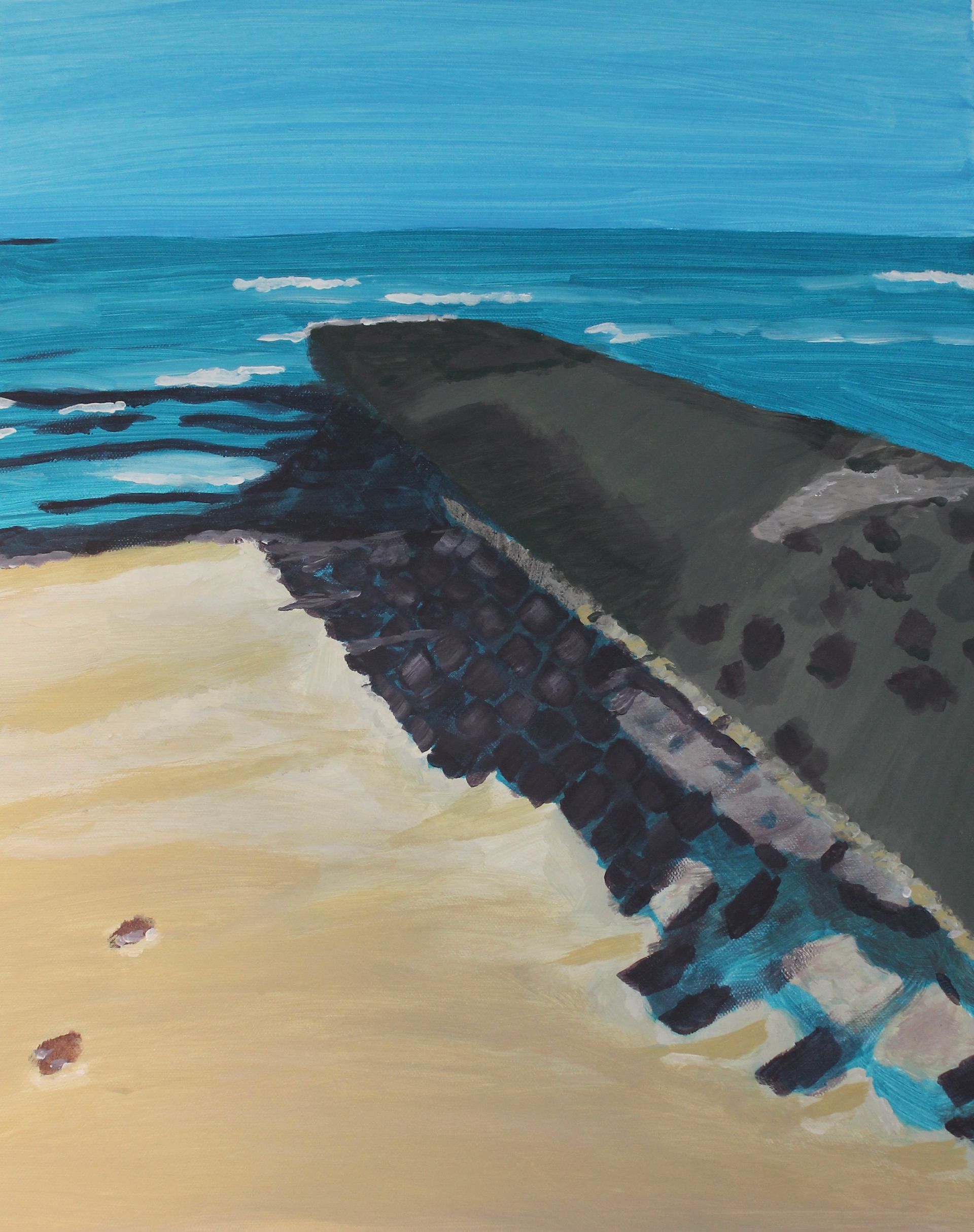 Een strandscène met een donkere, betonnen golfbreker; turquoise water en zand; blauwe lucht.