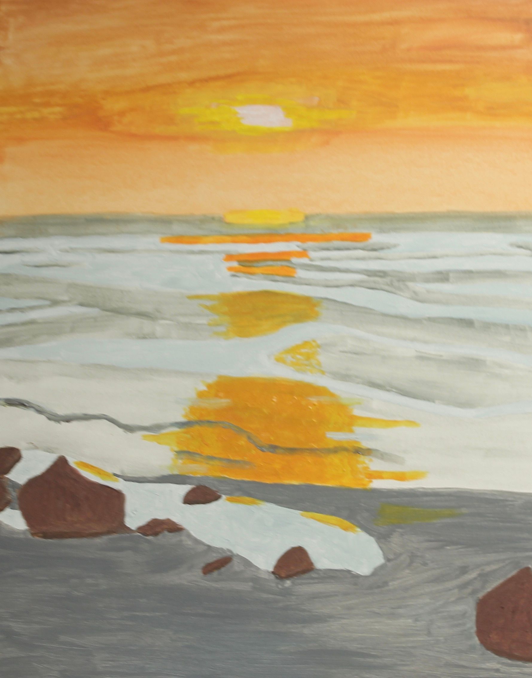 Zonsondergang boven de oceaan met gouden licht dat weerkaatst op het water en het strand.