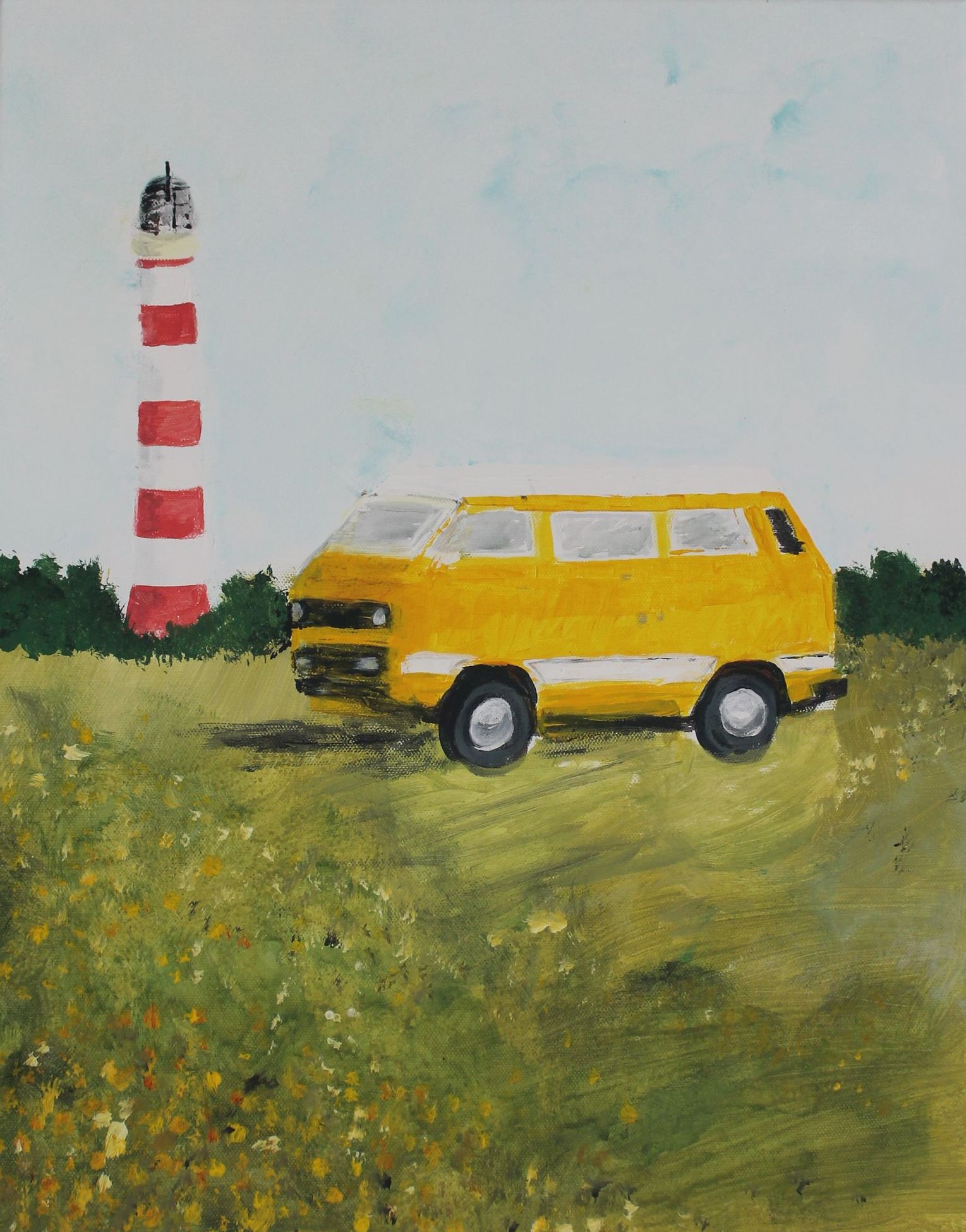 Een gele bestelwagen staat geparkeerd bij een rood-witte vuurtoren, met gras en lucht op de achtergrond.