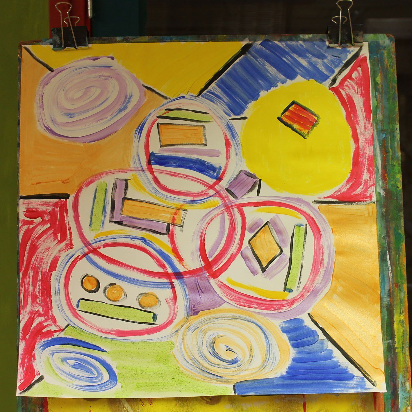 Een kleurrijk schilderij met cirkels en vierkanten op een gele achtergrond