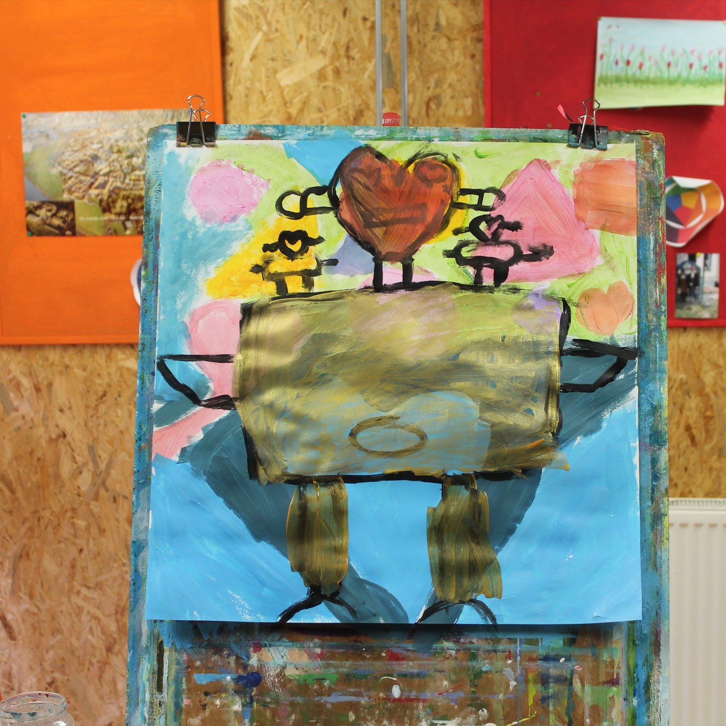 Een schilderij van een robot met een hart erop