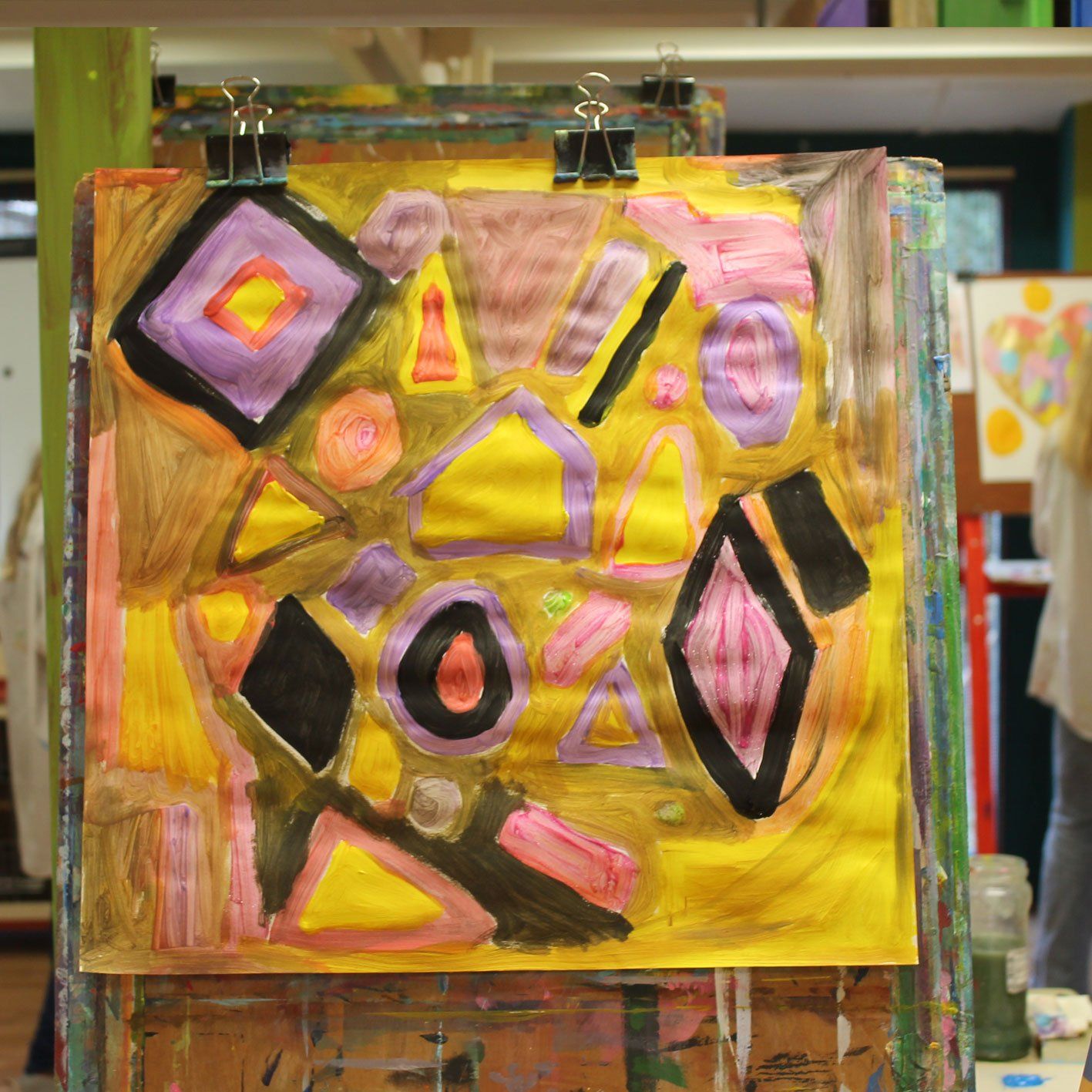 Een schilderij van geometrische vormen op een gele achtergrond