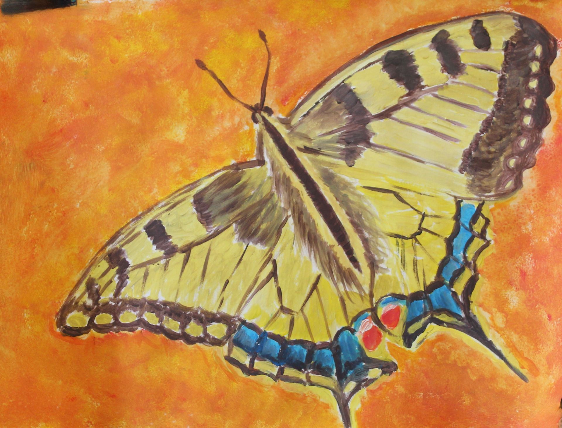 Een schilderij van een geel-zwarte vlinder met een blauwe staart
