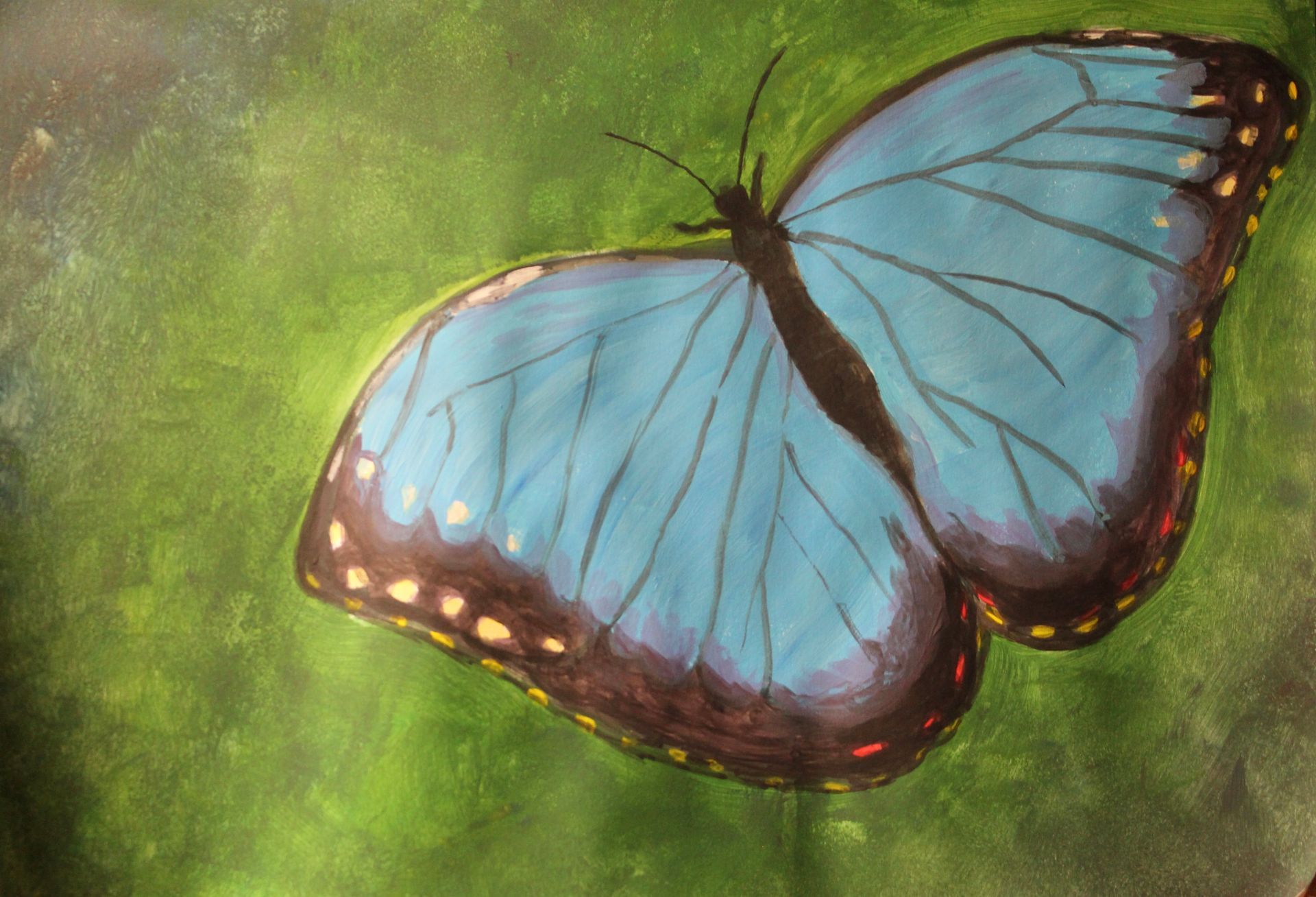 Een schilderij van een blauwe vlinder op een groene achtergrond