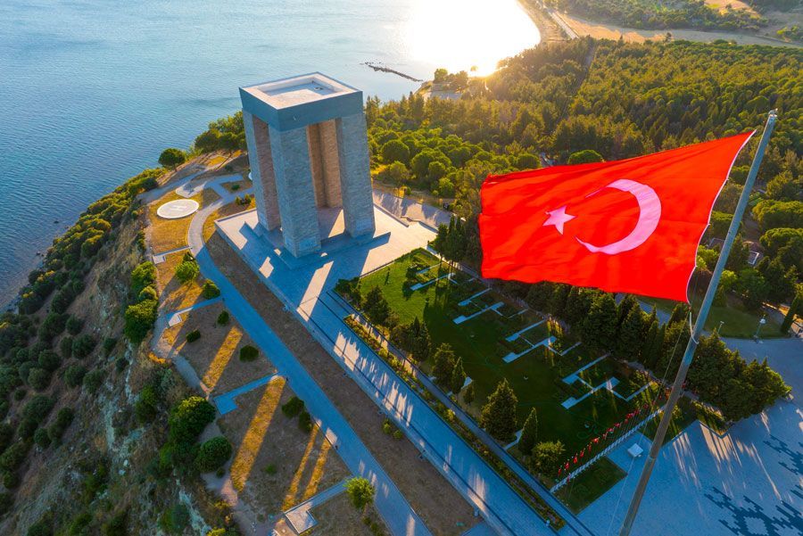Bandera turca ondeando al viento en el Memorial de los Mártires de Çanakkale, un monumento con vistas al mar.