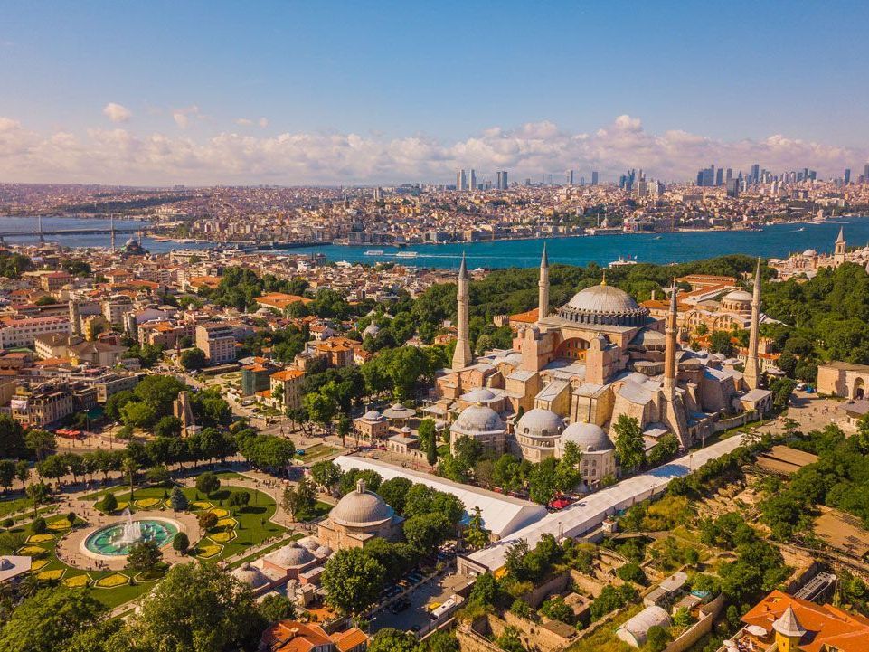 Vista aérea de la mezquita de Santa Sofía en Estambul, Turquía, con el estrecho del Bósforo y el horizonte de la ciudad visibles.