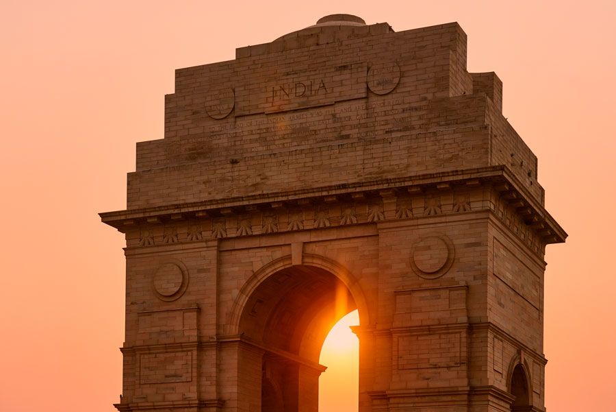 Puerta de la India al atardecer, un arco de piedra arenisca con la palabra