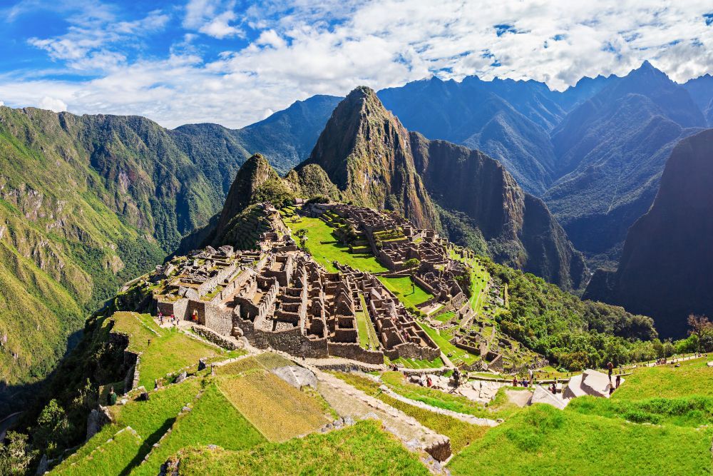 Machu Picchu, una antigua ciudadela inca, ubicada en lo alto de los Andes de Perú, con ruinas de piedra y un exuberante terreno verde.