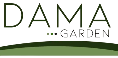 Logo di DAMA Garden con testo verde scuro e una linea verde curva che delinea il paesaggio.