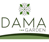 Logo di DAMA Garden con emblema di fiore verde e linea verde curva su sfondo bianco.