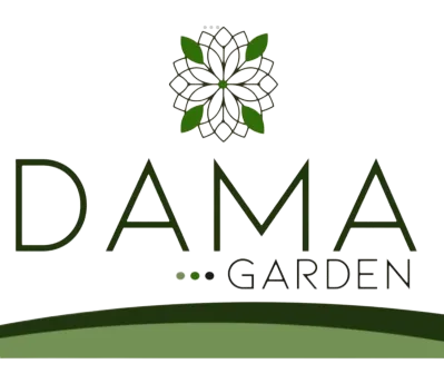 Logo di DAMA Garden con emblema di fiore verde e linea verde curva su sfondo bianco.