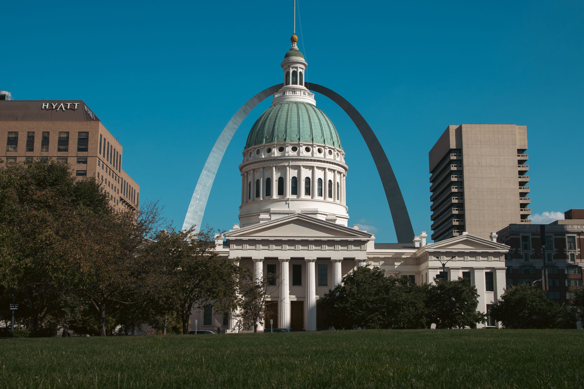 The historic Old Courthouse building framed by the Gateway Arch in downtown St. Louis, Missouri.