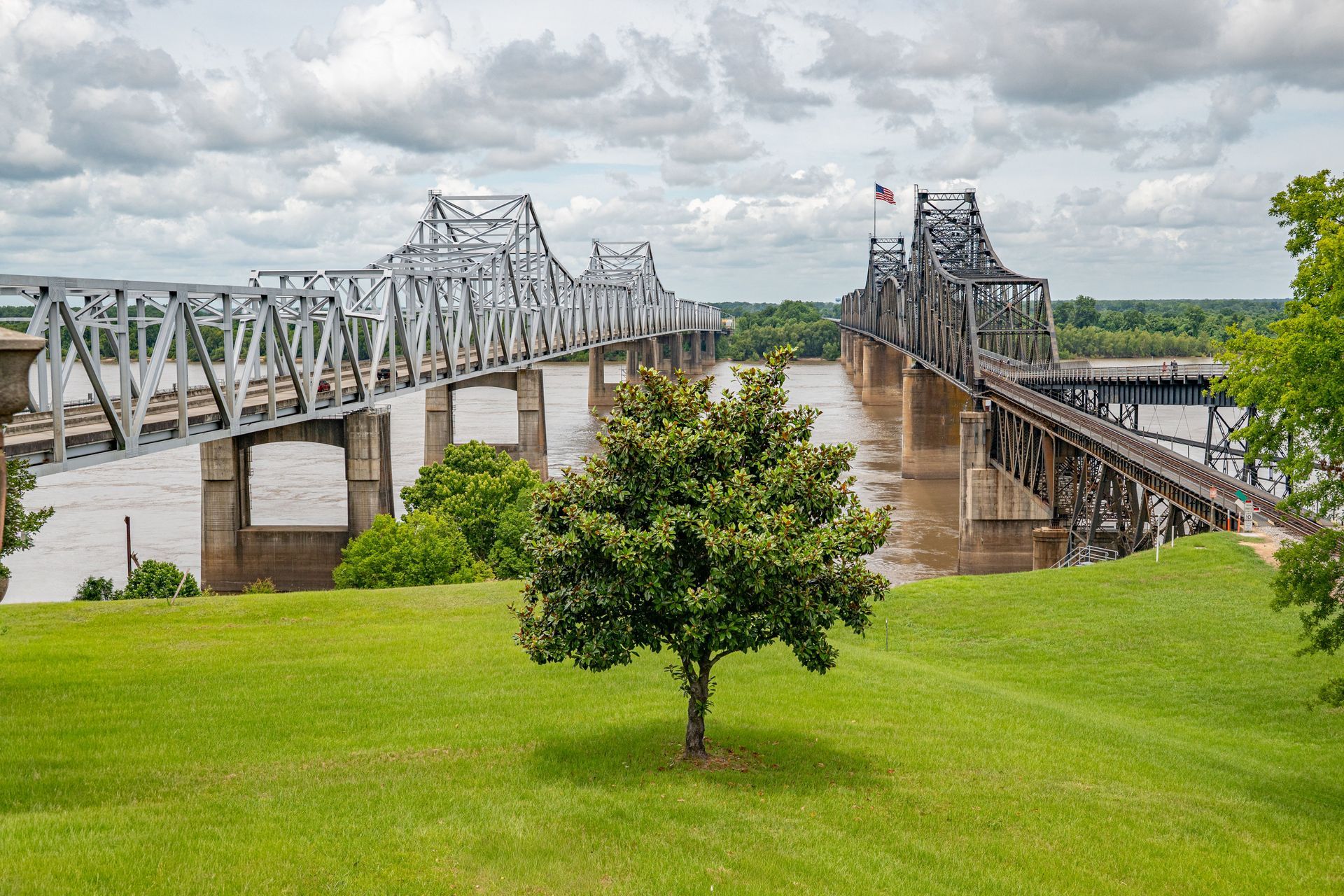The New Vicksburg Bridge carrying Interstate 20 across the river border into Vicksburg, Mississippi