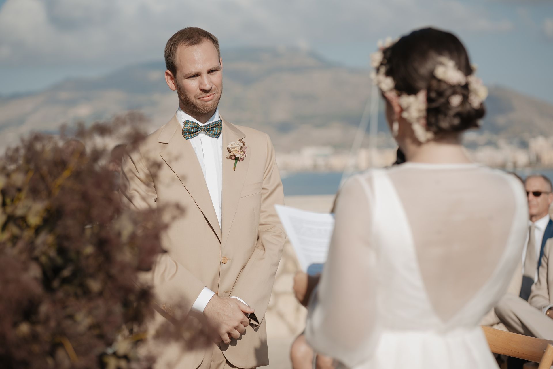 Una donna indossa una treccia con fiori bianchi.
