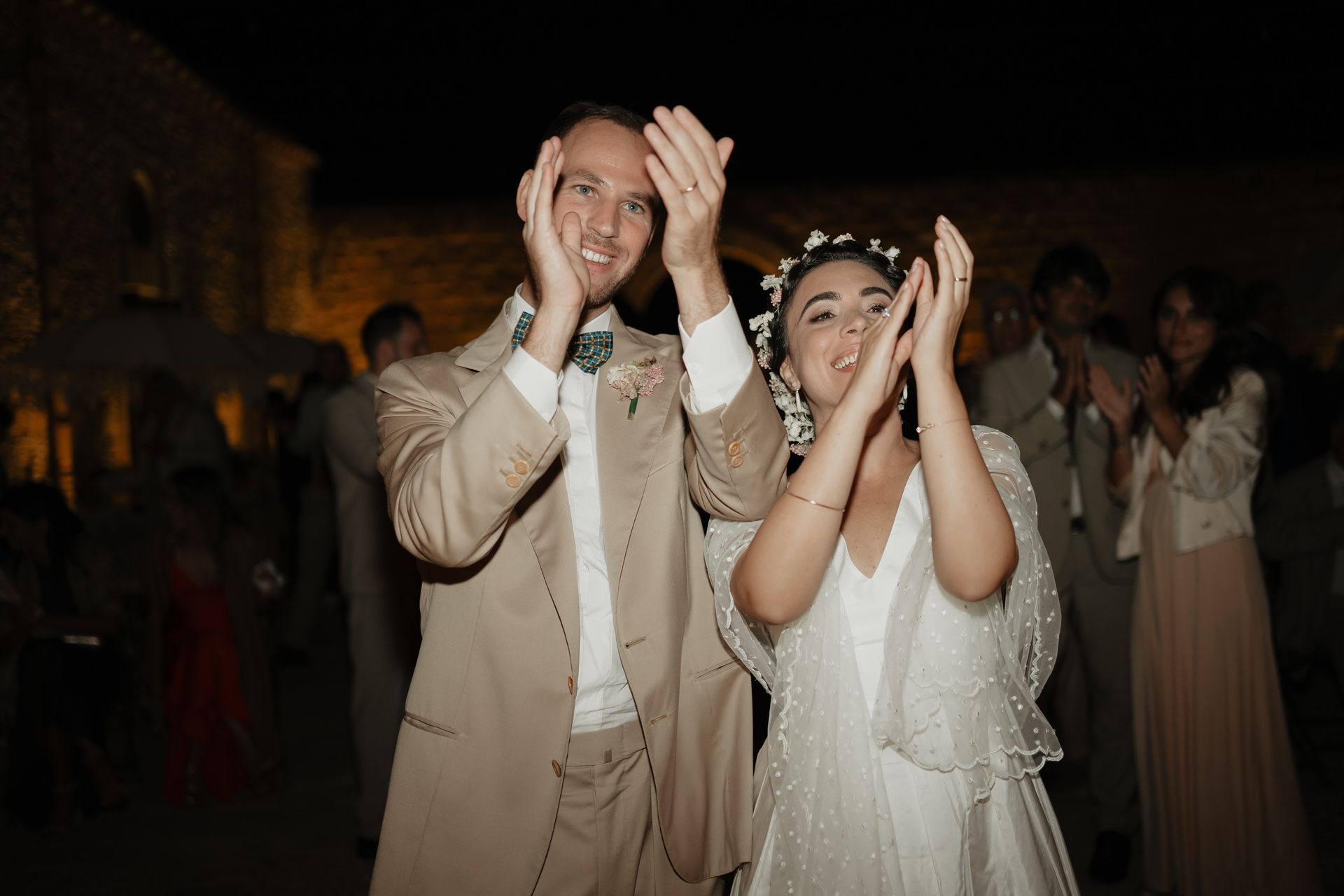 Un tavolo con bicchieri, vasi e fiori sopra.