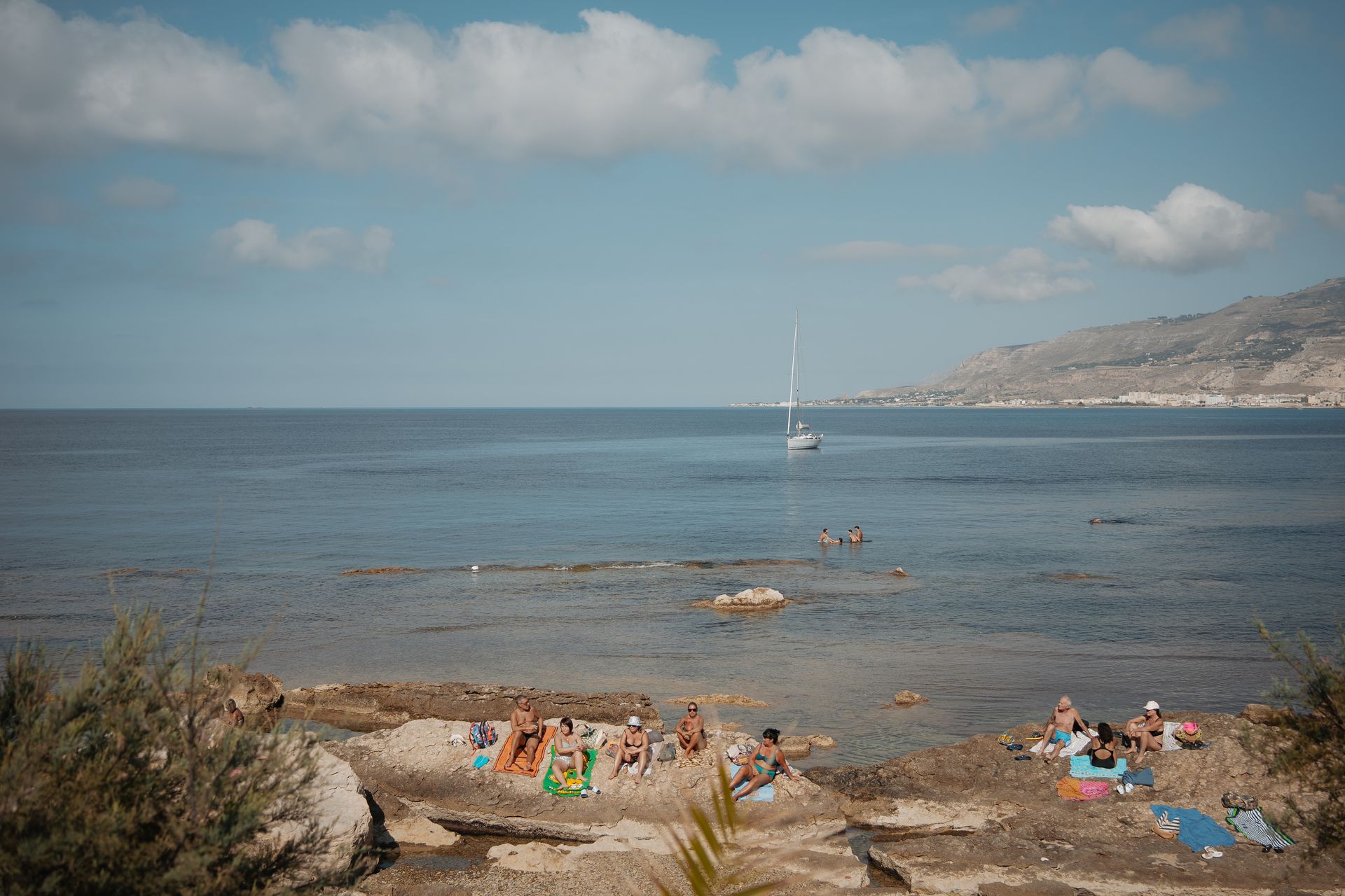 Persone al mare sulla costa siciliana durante l’estate