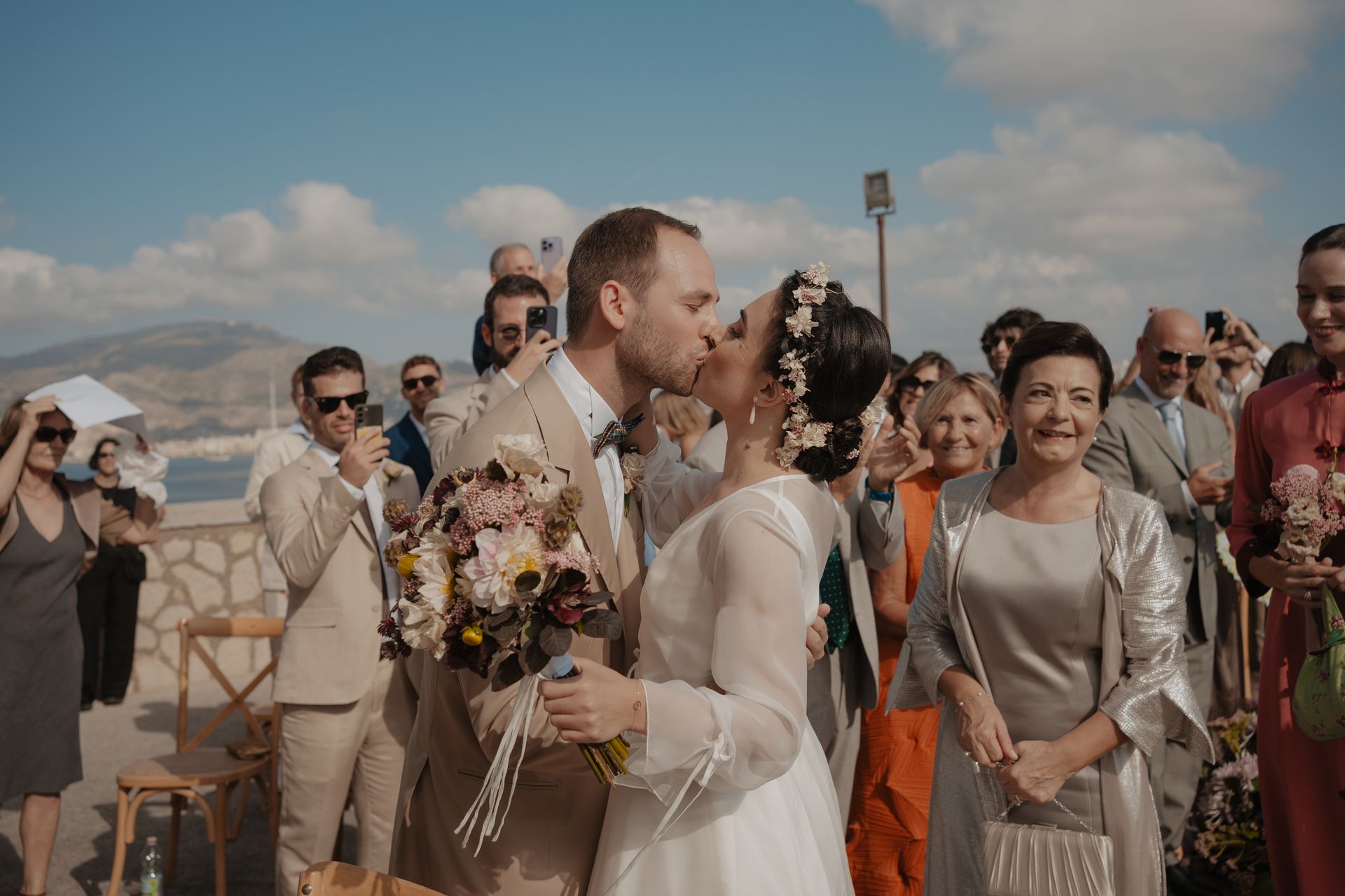 Una donna indossa una treccia con fiori bianchi.