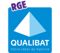 Un panneau bleu avec une pyramide blanche et les mots qualibat dessus