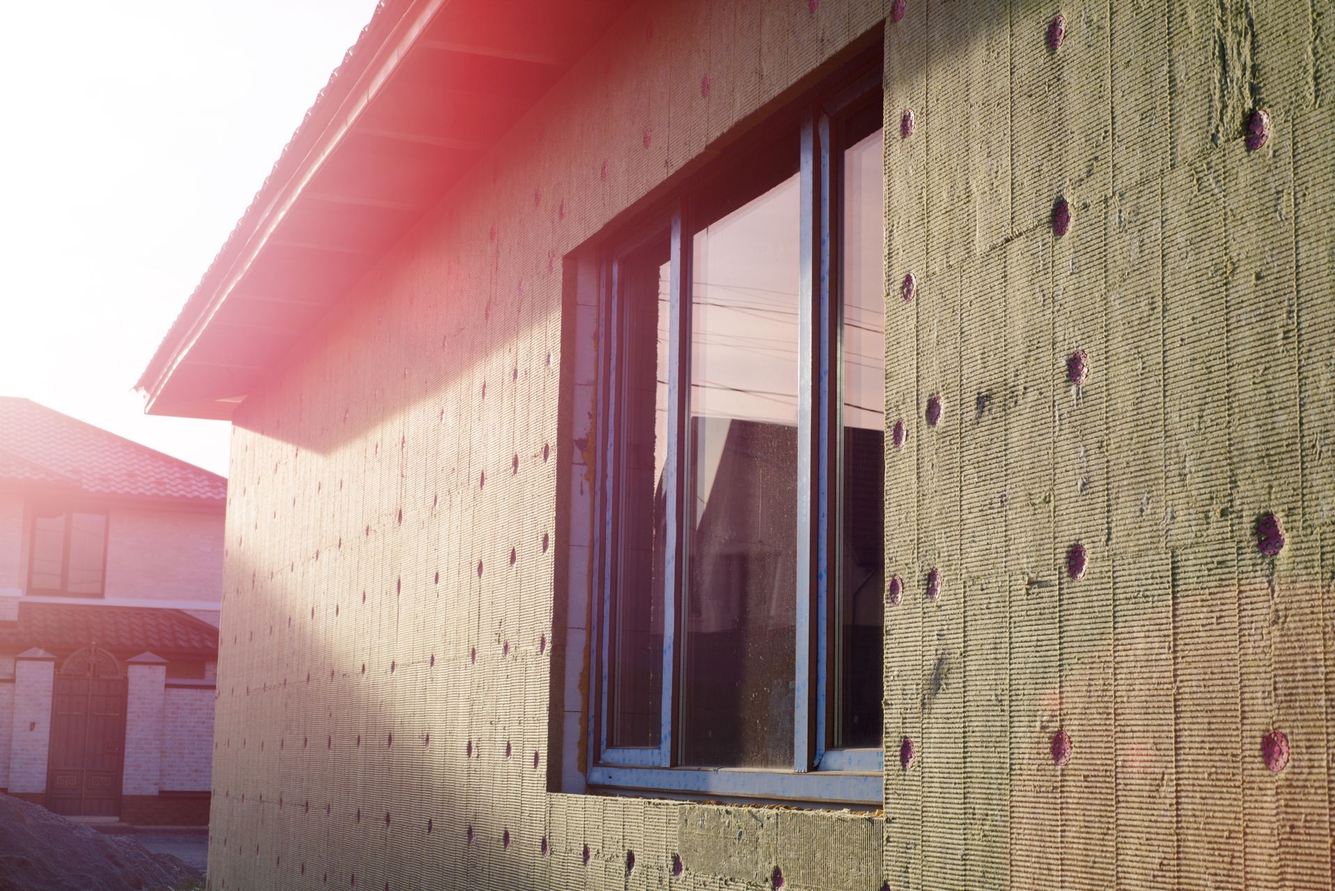 Une fenêtre sur le côté d'une maison en construction.