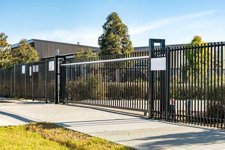white vinyl privacy fence