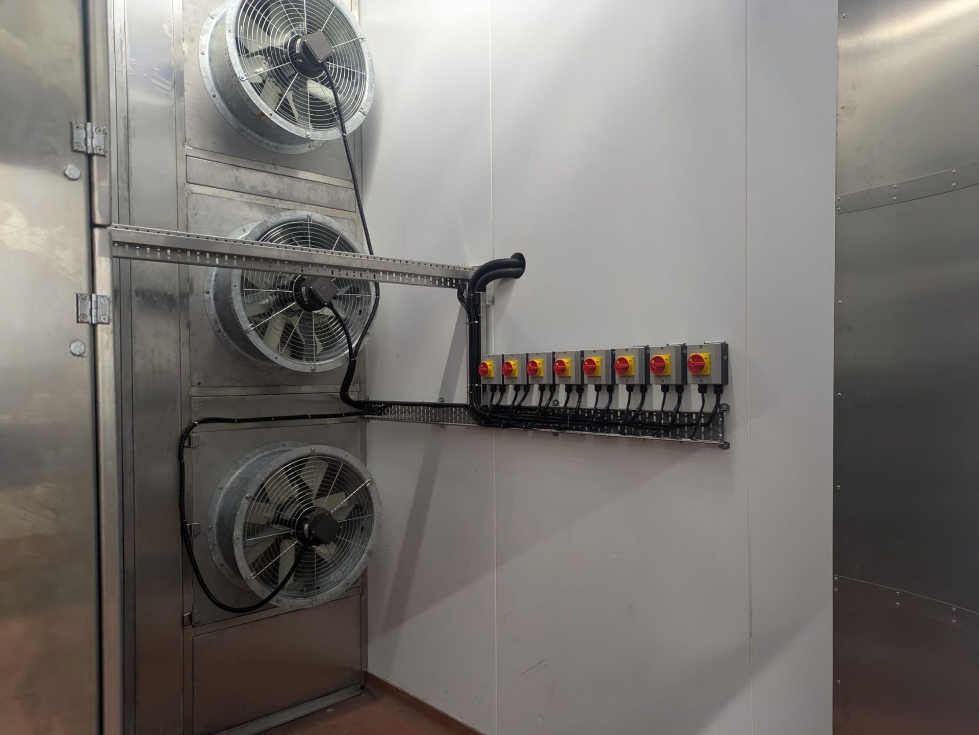 Three-phase electrical installation for commercial equipment