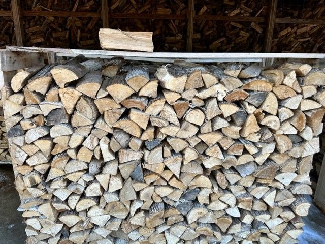 A pile of wood is stacked on top of each other in a warehouse.