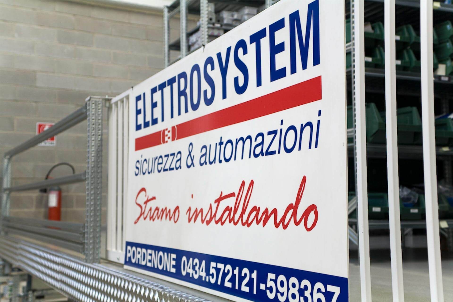 Un camino di rame è appoggiato su un tetto di tegole.