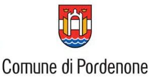 Stemma di Pordenone sopra la scritta "Comune di Pordenone". Lo stemma raffigura uno scudo rosso con una torre bianca, fasce dorate e acqua azzurra nella parte inferiore.